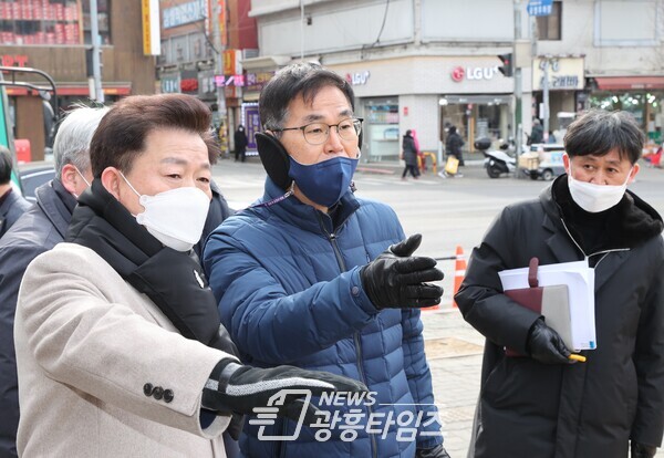 박승원 광명시장이 직접 거리에 나서 쾌적한 보행환경과 깨끗한 도시 이미지를 만들기 위한 소통행정을 펼쳤다(제공=광명시)