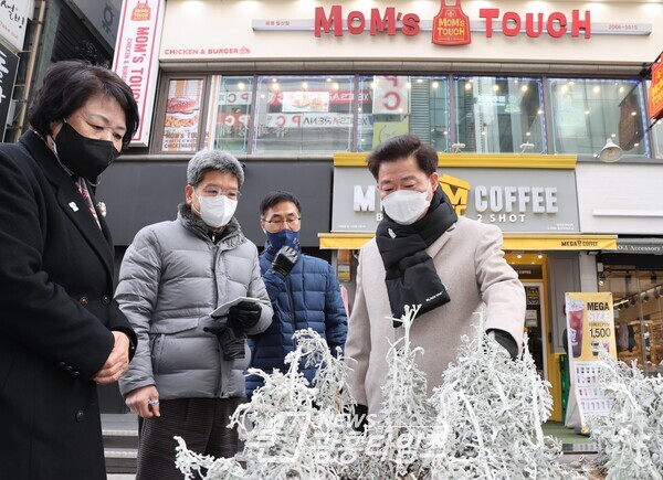 박승원 광명시장이 직접 거리에 나서 쾌적한 보행환경과 깨끗한 도시 이미지를 만들기 위한 소통행정을 펼쳤다(제공=광명시)
