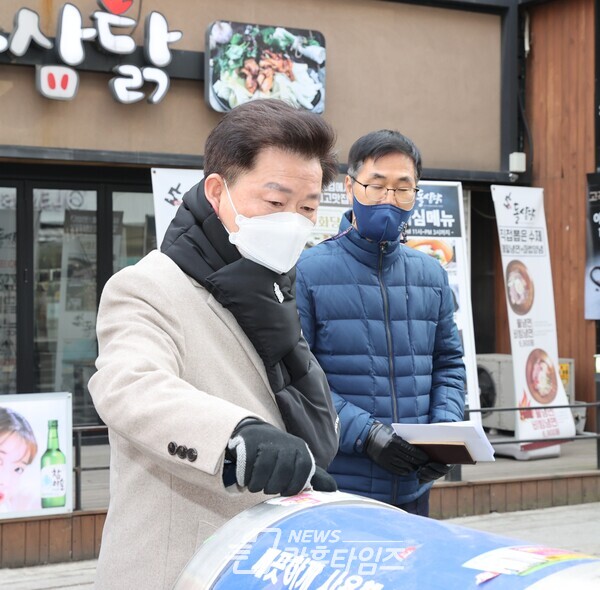 박승원 광명시장이 직접 거리에 나서 쾌적한 보행환경과 깨끗한 도시 이미지를 만들기 위한 소통행정을 펼쳤다(제공=광명시)
