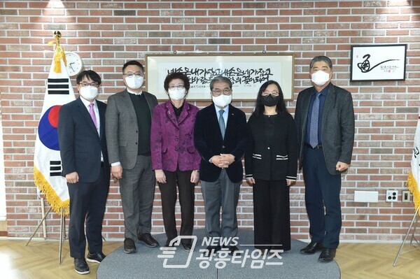 경기도교육청, 2021년 우수 사학기관 6곳 선정_사진 왼쪽부터 청심학원 임현진 법인국장, 서신육영학원 홍승범 이사장, 한인학원 김은자 이사장, 이재정 교육감, 이우학원 김혜장 이사장, 기동학원 경기관광고 황병권 교장(제공=경기도교육청)