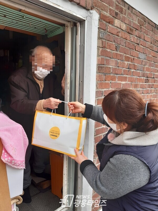 정월대보름 특별식 전달(사진제공=의왕시) 정월대보름 특별식 전달(사진제공=의왕시)
