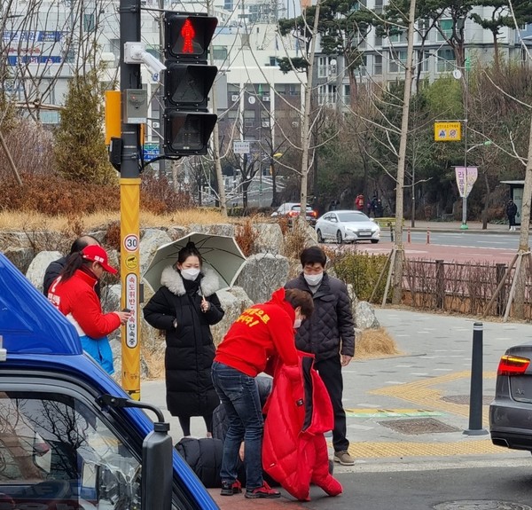 쓰러진 시민에게 옷을 벗어주며 보살피는 백명순 여성위원장 쓰러진 시민에게 옷을 벗어주며 보살피는 백명순 여성위원장