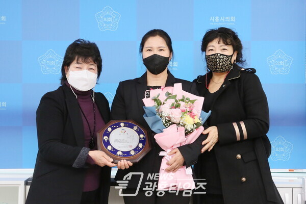 경기도여성단체협의회감사패_이금재 부의장(가운데)/제공=시흥시의회 경기도여성단체협의회감사패_이금재 부의장(가운데)/제공=시흥시의회
