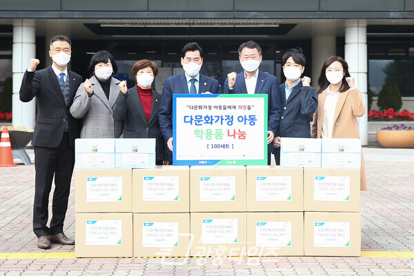 농협 다문화가정센터 학용품 전달식 (제공=의왕시) 농협 다문화가정센터 학용품 전달식 (제공=의왕시)