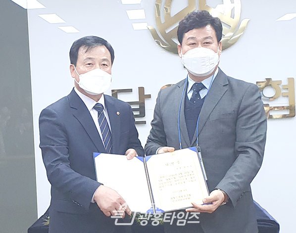 달월신협 방성암 이사장(왼쪽)이 조합원 총회 선거에서 재선에 당선된 후 당선증을 교부받고 있는 모습(제공=달월신협) 달월신협 방성암 이사장(왼쪽)이 조합원 총회 선거에서 재선에 당선된 후 당선증을 교부받고 있는 모습(제공=달월신협)