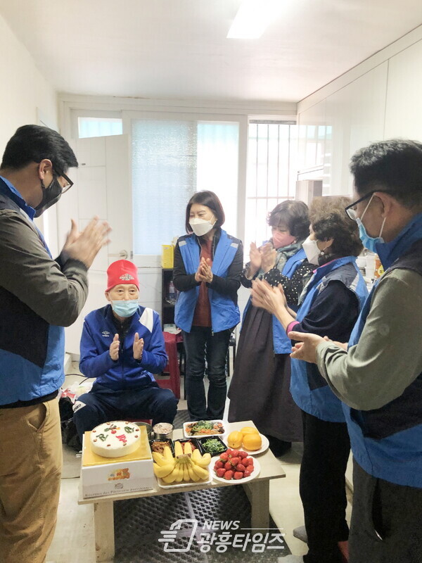 독거노인 생신상차려드리기(제공=부곡동 주민센터) 독거노인 생신상차려드리기(제공=부곡동 주민센터)