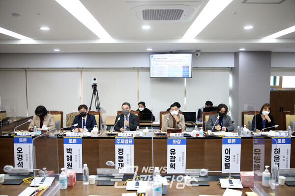 유광혁의원, 경기도-경기도의회 정책토론대축제 좌장 맡아(제공=경기도의회) 유광혁의원, 경기도-경기도의회 정책토론대축제 좌장 맡아(제공=경기도의회)