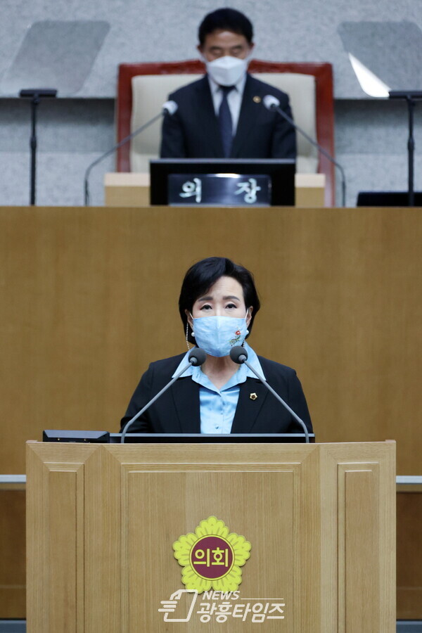 정윤경 의원, 코로나19 시대 학교방역 관련 제반 등 도정질문(제공=경기도의회) 정윤경 의원, 코로나19 시대 학교방역 관련 제반 등 도정질문(제공=경기도의회)