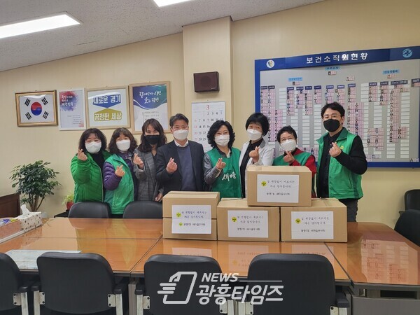 광명7동 새마을부녀회·지도자협의회는 지난 22일 코로나19 종식을 위해 불철주야 분투하고 있는 보건소 직원들을 위해 음료 떡 등 간식 100세트를 전달하고 격려했다(제공=광명7동 행정복지센터) 광명7동 새마을부녀회·지도자협의회는 지난 22일 코로나19 종식을 위해 불철주야 분투하고 있는 보건소 직원들을 위해 음료 떡 등 간식 100세트를 전달하고 격려했다(제공=광명7동 행정복지센터)