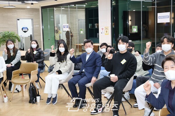 광명시(시장 박승원) 청년동은 지난 24일 열린시민청 4층에서 광명 청년정책 아카데미 발대식을 개최했다(제공=광명시) 광명시(시장 박승원) 청년동은 지난 24일 열린시민청 4층에서 광명 청년정책 아카데미 발대식을 개최했다(제공=광명시)