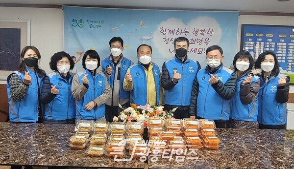 철산2동 지역사회보장협의체는 지난 24일 관내 광명마을냉장고를 지원하기 위한 반찬만들기 사업을 실시했다(제공=철산2동 행정복지센터) 철산2동 지역사회보장협의체는 지난 24일 관내 광명마을냉장고를 지원하기 위한 반찬만들기 사업을 실시했다(제공=철산2동 행정복지센터)