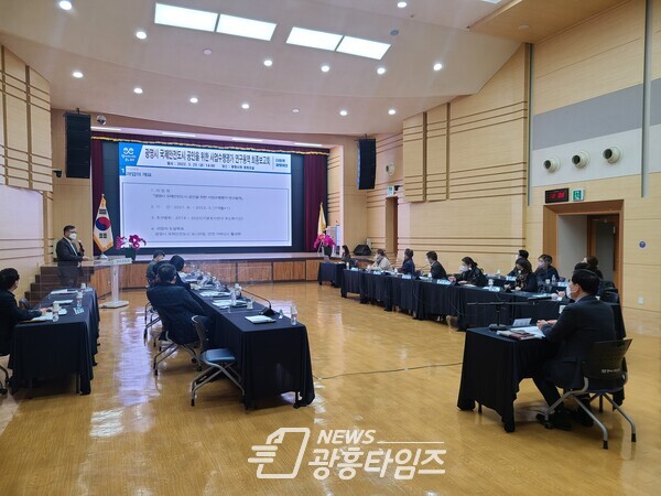 광명시는 25일 시청 대회의실에서 안전건설교통국장과 시민단체 및 유관기관 관계자 전문가 등이 참석한 가운데 ‘광명시 국제안전도시 공인을 위한 사업수행 평가 연구용역’ 최종보고회를 개최했다 광명시는 25일 시청 대회의실에서 안전건설교통국장과 시민단체 및 유관기관 관계자 전문가 등이 참석한 가운데 ‘광명시 국제안전도시 공인을 위한 사업수행 평가 연구용역’ 최종보고회를 개최했다
