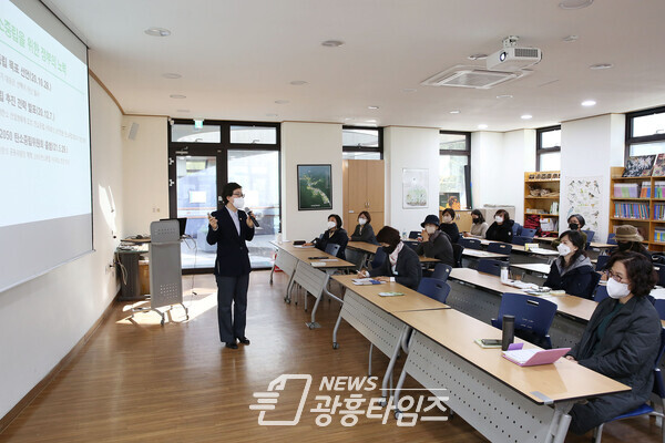 군포시의회 성복임 의장은 최근 제2기 ‘군포시 시민정원사’ 과정 개강식에서 수강생들을 대상으로 탄소중립 활동의 필요성을 강조하며 적극적인 동참을 요청하는 강의를 했다(제공=군포시의회) 군포시의회 성복임 의장은 최근 제2기 ‘군포시 시민정원사’ 과정 개강식에서 수강생들을 대상으로 탄소중립 활동의 필요성을 강조하며 적극적인 동참을 요청하는 강의를 했다(제공=군포시의회)
