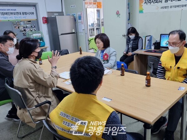 (사)경기장애인부모연대 광명시지부를 방문해 임원진 및 장애인 당사자들과 간담회를 하고 있는 임혜자 광명시장 예비후보(제공=임혜자 예비후보 선거 사무소) (사)경기장애인부모연대 광명시지부를 방문해 임원진 및 장애인 당사자들과 간담회를 하고 있는 임혜자 광명시장 예비후보(제공=임혜자 예비후보 선거 사무소)
