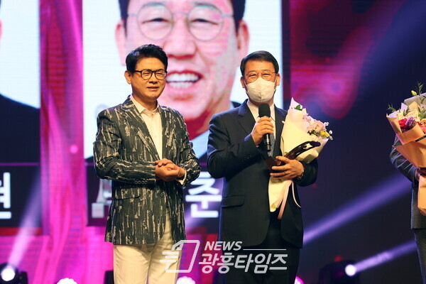 2022년제28회대한민국연예예술상시상식_박춘호 의장(오른쪽)/제공=시흥시의회 2022년제28회대한민국연예예술상시상식_박춘호 의장(오른쪽)/제공=시흥시의회