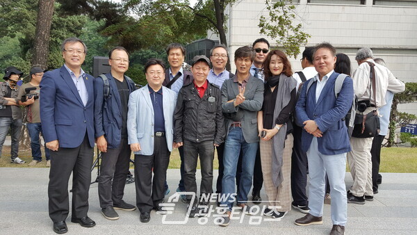 2017년 이한열열사 30주기를 맞이하여 연세대 한열동산에서_맨 왼쪽 김거성 예비후보, 왼쪽에서 다섯째 배우 우현, 일곱째 안내상(제공=김거성 예비후보 선거캠프) 2017년 이한열열사 30주기를 맞이하여 연세대 한열동산에서_맨 왼쪽 김거성 예비후보, 왼쪽에서 다섯째 배우 우현, 일곱째 안내상(제공=김거성 예비후보 선거캠프)