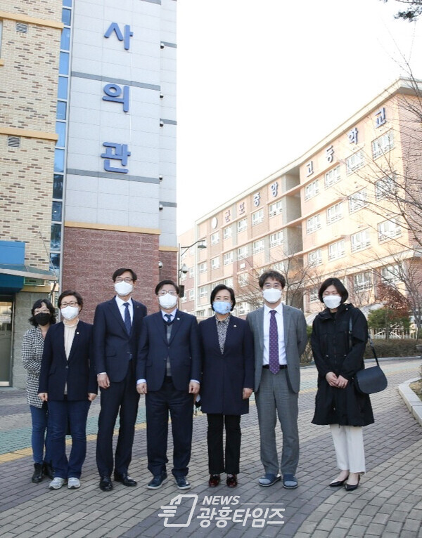 정윤경 위원장, 군포중앙고 기숙사 입소식 참석(제공=정윤경 의원실) 정윤경 위원장, 군포중앙고 기숙사 입소식 참석(제공=정윤경 의원실)