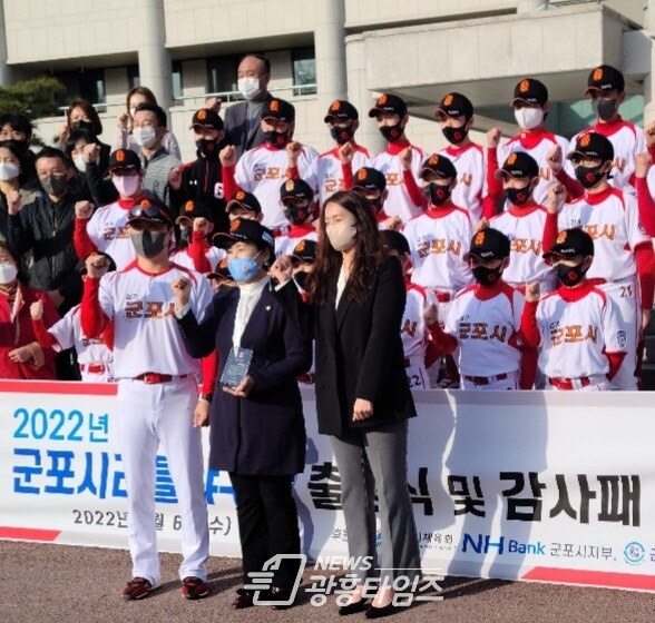 군포시 리틀야구단 감사패 수상_정윤경 위원장(제공=정윤경 의원실) 군포시 리틀야구단 감사패 수상_정윤경 위원장(제공=정윤경 의원실)