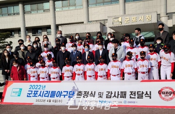 군포시 리틀야구단 감사패 수상_정윤경 위원장(제공=정윤경 의원실) 군포시 리틀야구단 감사패 수상_정윤경 위원장(제공=정윤경 의원실)