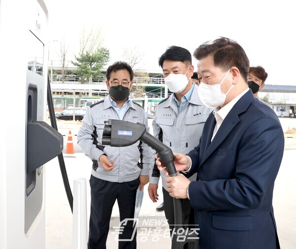 광명시(시장 박승원)는 4월 말 준공을 앞두고 막바지 작업이 진행 중인 기아 AutoLand 광명 수소복합충전소 공사 현장을 지난 12일 점검했다(제공=광명시) 광명시(시장 박승원)는 4월 말 준공을 앞두고 막바지 작업이 진행 중인 기아 AutoLand 광명 수소복합충전소 공사 현장을 지난 12일 점검했다(제공=광명시)