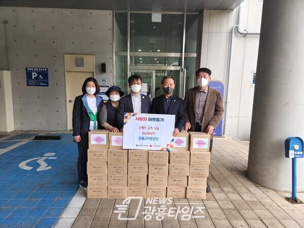 원불교 의왕교당 김치나눔(사진제공=고천동 주민센터) 원불교 의왕교당 김치나눔(사진제공=고천동 주민센터)