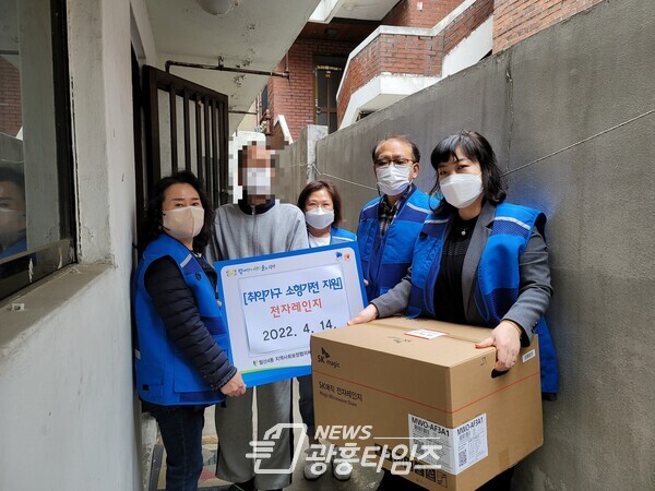 광명시 철산4동 지역사회보장협의체는 지난 14일 올해 ‘취약가구 소형가전 지원 사업’의 두 번째 대상자에게 전자레인지를 전달했다(제공=철산4동 행정복지센터) 광명시 철산4동 지역사회보장협의체는 지난 14일 올해 ‘취약가구 소형가전 지원 사업’의 두 번째 대상자에게 전자레인지를 전달했다(제공=철산4동 행정복지센터)