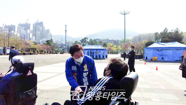 박승원 더불어민주당 광명시장 예비후보가 장애인의 날 주간 행사에서 참석자들과 인사를 나누고 있다_박승원TV 캡쳐(제공=박승원 예비후보 선거캠프) 박승원 더불어민주당 광명시장 예비후보가 장애인의 날 주간 행사에서 참석자들과 인사를 나누고 있다_박승원TV 캡쳐(제공=박승원 예비후보 선거캠프)
