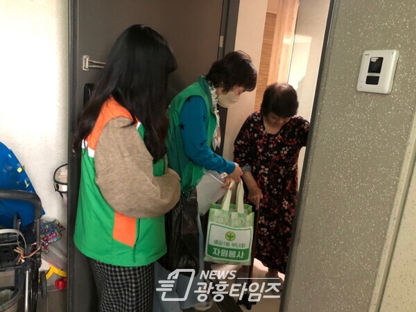 배곧1동 반찬 나눔(제공=배곧1동 행정복지센터) 배곧1동 반찬 나눔(제공=배곧1동 행정복지센터)