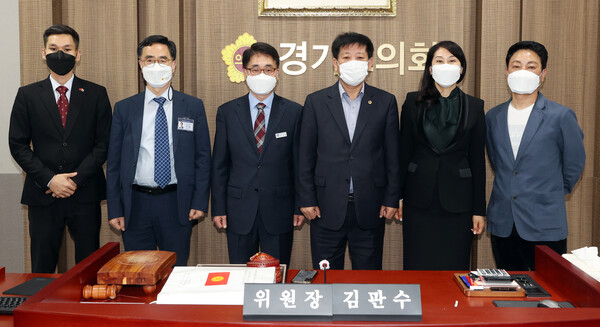 김판수 위원장, 경기도 불용소방차 지원 통해 국제 사회 역할 다해야(제공=경기도의회) 김판수 위원장, 경기도 불용소방차 지원 통해 국제 사회 역할 다해야(제공=경기도의회)