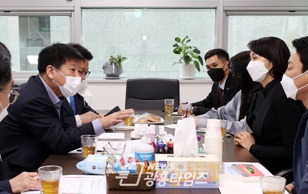 김판수 위원장, 경기도 불용소방차 지원 통해 국제 사회 역할 다해야(제공=경기도의회) 김판수 위원장, 경기도 불용소방차 지원 통해 국제 사회 역할 다해야(제공=경기도의회)
