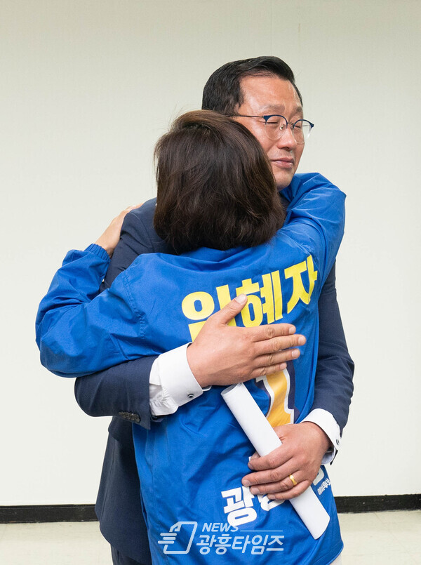 김윤호 더불어민주당 광명시장 예비후보, 임혜자 예비후보 지지선언(제공=김윤호 역동캠프) 김윤호 더불어민주당 광명시장 예비후보, 임혜자 예비후보 지지선언(제공=김윤호 역동캠프)