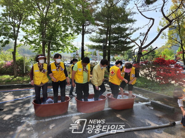 대한적십자 연성·장곡봉사회_이불빨래 봉사(제공=연성동 행정복지센터) 대한적십자 연성·장곡봉사회_이불빨래 봉사(제공=연성동 행정복지센터)