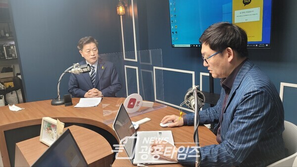 박승원 민주당 광명시장 후보가 유뷰브 방송 _성수대로TV에 출연하고 있다(제공=박승원 예비후보 선거캠프) 박승원 민주당 광명시장 후보가 유뷰브 방송 _성수대로TV에 출연하고 있다(제공=박승원 예비후보 선거캠프)