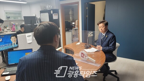 박승원 민주당 광명시장 후보가 유뷰브 방송 _성수대로TV에 출연하고 있다(제공=박승원 예비후보 선거캠프) 박승원 민주당 광명시장 후보가 유뷰브 방송 _성수대로TV에 출연하고 있다(제공=박승원 예비후보 선거캠프)