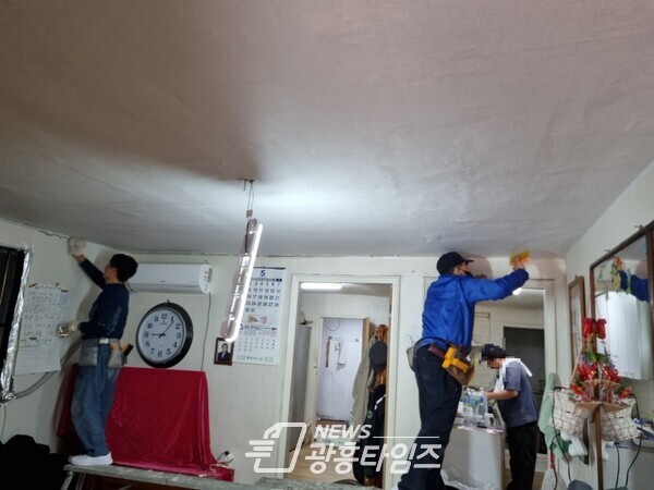 광명5동 행정복지센터는 다우주택종합공사(대표 문양기)에서 가정의 달을 맞아 지난 3일 주거환경이 취약한 복지 대상자를 위해 무료로 도배 봉사를 실시했다고 밝혔다(제공=광명5동 행정복지센터) 광명5동 행정복지센터는 다우주택종합공사(대표 문양기)에서 가정의 달을 맞아 지난 3일 주거환경이 취약한 복지 대상자를 위해 무료로 도배 봉사를 실시했다고 밝혔다(제공=광명5동 행정복지센터)