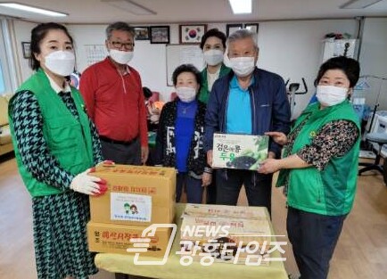 철산2동 새마을지도자협의회(회장 김현규)·부녀회(회장 황숙자)는 어버이날을 맞아 5월 2일과 3일 양일간 철산2동 행정복지센터 앞에서 관내 어르신을 대상으로 ‘어버이날 국수나눔 행사’를 가졌다(제공=철산2동 행정복지센터)