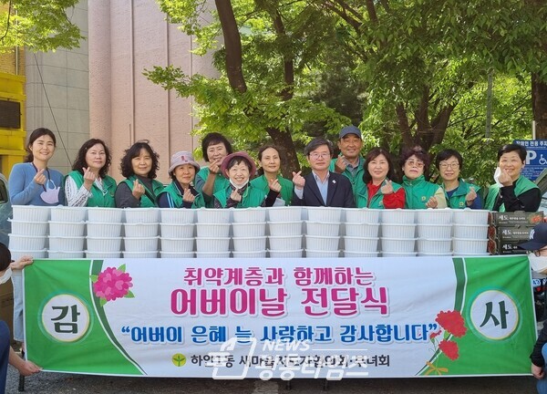 광명시 하안1동 새마을 부녀회는 어버이날을 맞아 관내 저소득 독거노인 및 경로당 회원 등 어르신 80가구에 직접 만든 불고기 꾸러미를 전달했다(제공=하안1동 행정복지센터) 광명시 하안1동 새마을 부녀회는 어버이날을 맞아 관내 저소득 독거노인 및 경로당 회원 등 어르신 80가구에 직접 만든 불고기 꾸러미를 전달했다(제공=하안1동 행정복지센터)