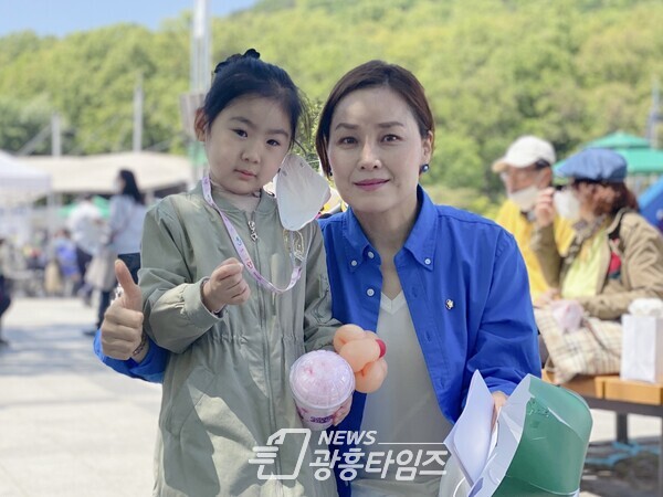 어린이날 행사 참석하여 어린이들과 함께 하고 있는 임오경 국회의원(제공=임오경 의원실) 어린이날 행사 참석하여 어린이들과 함께 하고 있는 임오경 국회의원(제공=임오경 의원실)