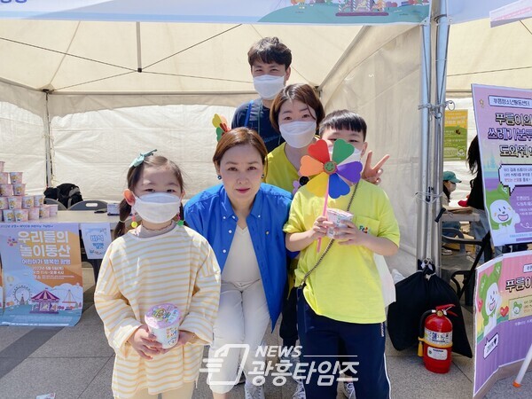 어린이날 행사 참석하여 어린이들과 함께 하고 있는 임오경 국회의원(제공=임오경 의원실) 어린이날 행사 참석하여 어린이들과 함께 하고 있는 임오경 국회의원(제공=임오경 의원실)