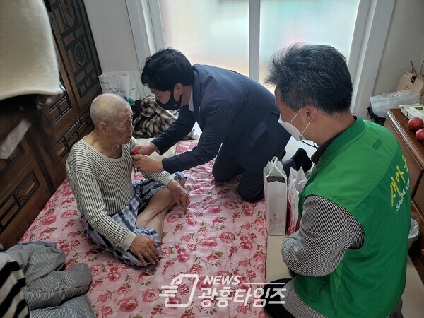 하안3동 새마을지도자협의회·부녀회는 제50회 어버이날을 기념하여 지난 4일 관내 75세 이상 어르신 1 650여 명에게 카네이션과 수건 롤케익 등을 전달했다.(사진제공=하안3동 행정복지센터) 하안3동 새마을지도자협의회·부녀회는 제50회 어버이날을 기념하여 지난 4일 관내 75세 이상 어르신 1 650여 명에게 카네이션과 수건 롤케익 등을 전달했다.(사진제공=하안3동 행정복지센터)