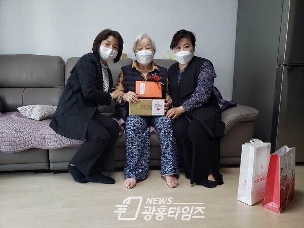 하안3동 새마을지도자협의회·부녀회는 제50회 어버이날을 기념하여 지난 4일 관내 75세 이상 어르신 1 650여 명에게 카네이션과 수건 롤케익 등을 전달했다.(사진제공=하안3동 행정복지센터) 하안3동 새마을지도자협의회·부녀회는 제50회 어버이날을 기념하여 지난 4일 관내 75세 이상 어르신 1 650여 명에게 카네이션과 수건 롤케익 등을 전달했다.(사진제공=광명시)