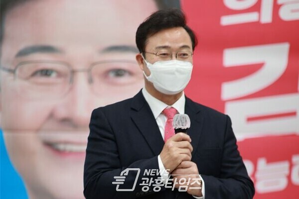 김성제 국민의힘 의왕시장 후보가 10일 ‘성제열린캠프’에서 2호 공약인 ‘오매기지구 도시개발'을 발표했다(제공=성제열린캠프) 김성제 국민의힘 의왕시장 후보가 10일 ‘성제열린캠프’에서 2호 공약인 ‘오매기지구 도시개발'을 발표했다(제공=성제열린캠프)