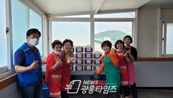 광명6동 지역사회보장협의체는 지난 12일 독거노인 한부모 가정 등 어려운 이웃 50가구에 직접 만든 열무김치를 전달했다(제공=광명6동 행정복지센터) 광명6동 지역사회보장협의체는 지난 12일 독거노인 한부모 가정 등 어려운 이웃 50가구에 직접 만든 열무김치를 전달했다(제공=광명6동 행정복지센터)
