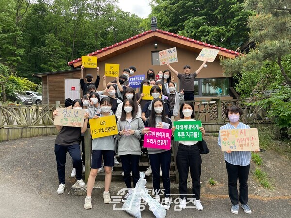 광명시 기후위기 인식 전환 동아리 지원 사업에 참가 중인 하안중 청소년 동아리 ‘선한모의작당’팀은 광명시 청소년 1.5℃ 기후의병으로서 탄소중립 실천에 앞장서고 있다(제공=광명시)