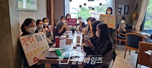 광명시 기후위기 인식 전환 동아리 지원 사업에 참가 중인 하안중 청소년 동아리 ‘선한모의작당’팀은 광명시 청소년 1.5℃ 기후의병으로서 탄소중립 실천에 앞장서고 있다(제공=광명시)