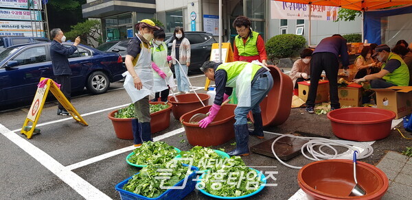 군포시 산본2동 지역사회보장협의체 위원들이 취약계층에 보낼 열무김치를 담그고 있다.(사진제공=산본2동 행정복지센터) 군포시 산본2동 지역사회보장협의체 위원들이 취약계층에 보낼 열무김치를 담그고 있다.(사진제공=산본2동 행정복지센터)