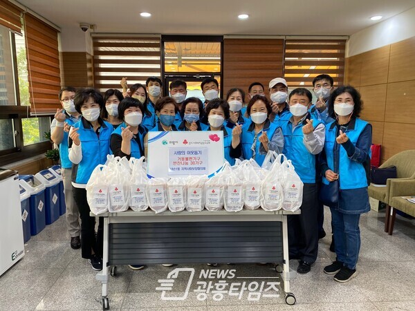 내손1동지역사회보장협의체, 이웃사랑 반찬 지원(사진제공=내손1동 주민센터) 내손1동지역사회보장협의체, 이웃사랑 반찬 지원(사진제공=내손1동 주민센터)