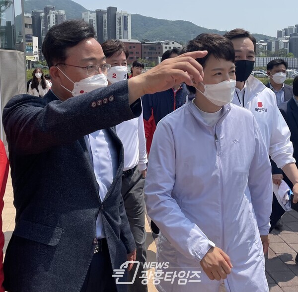 김성제 의왕시장 후보가 21일 김은혜 경기도시사 후보에게 백운종합병원 건립에 관해 설명하고 있다(제공=김성제 후보 선거캠프)