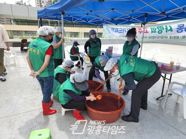 광명5동 새마을협의회(회장 황의경)·부녀회(회장 박혜숙)는 지난 25일 ‘사랑의 고추장’ 나눔 행사를 가졌다(사진제공=광명5동 행정복지센터) 광명5동 새마을협의회(회장 황의경)·부녀회(회장 박혜숙)는 지난 25일 ‘사랑의 고추장’ 나눔 행사를 가졌다(사진제공=광명5동 행정복지센터)