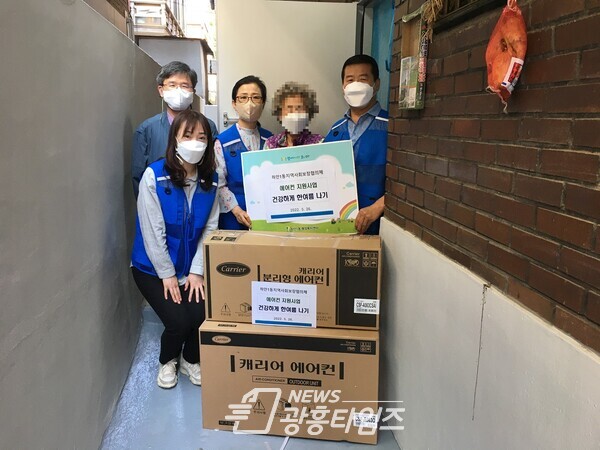 하안1동 지역사회보장협의체는 지난 26일 하절기 폭염에 대비해 취약계층 독거노인 및 장애인 5가구에 에어컨 설치를 지원했다(제공=하안1동 행정복지센터) 하안1동 지역사회보장협의체는 지난 26일 하절기 폭염에 대비해 취약계층 독거노인 및 장애인 5가구에 에어컨 설치를 지원했다(제공=하안1동 행정복지센터)